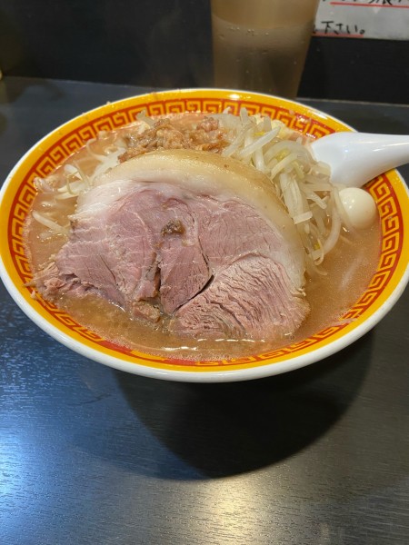 「ラーメン少なめ、豚一枚(880円)」@えどもんどの写真