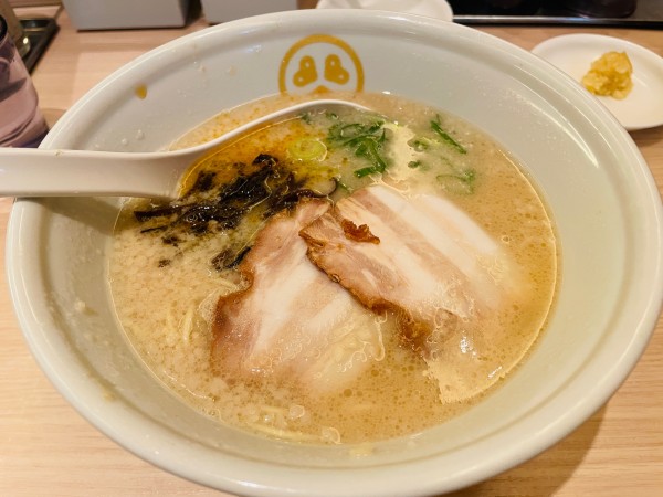 「豚骨 790円 替玉 150円」@TOKYO 豚骨 BASE MADE by 博多一風堂 ecute品川サウス店の写真