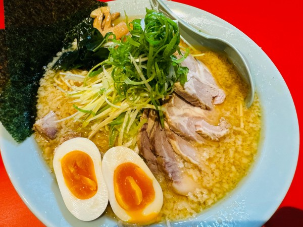 「ネギ味噌チャーシュー麺と半熟味玉」@ラーメンショップ まる壱の写真