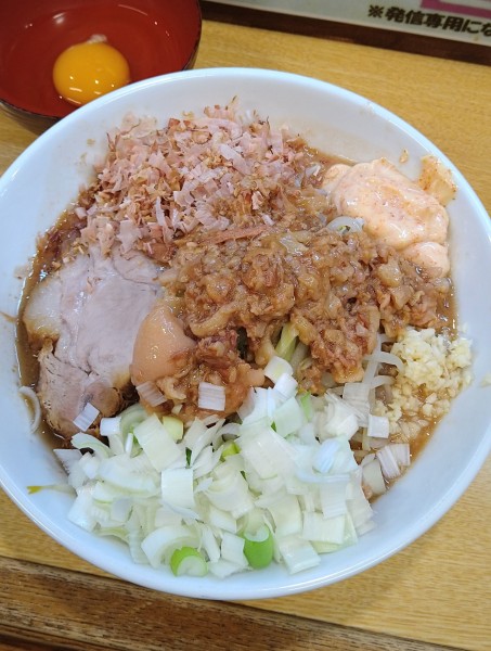 「ラーメン小+刻み長ネギ､辛マヨ､鰹節､生卵」@ラーメン たかふじの写真