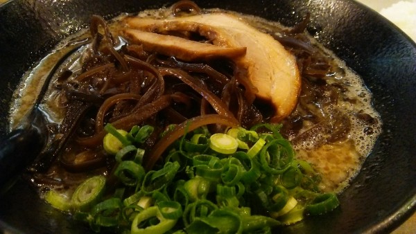 「九州とんこつらぁめん 850円＋白めし 100円＋きくらげ」@どんきさろくの写真