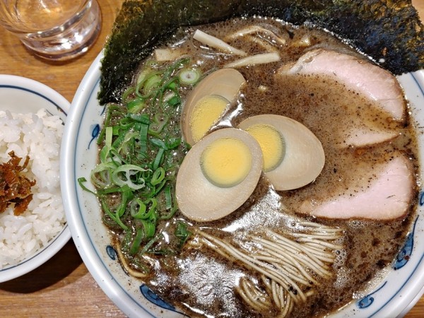 「渋英ブラック＋味玉」@らあめん 渋英の写真