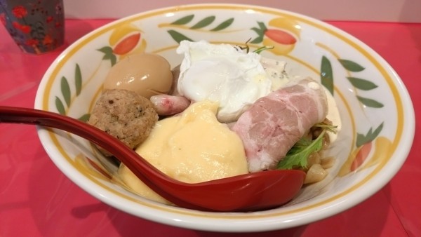 「戦慄の特製まぜ麺 エグべネチーYellow ¥1300」@ハイデンコッコFACTORY 戦慄のワコマチカの写真