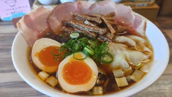 「鶏と鰹ワンタン醤油ソバ・麺大盛り・メンマ ￥1,500」@麺や ふくわらいの写真
