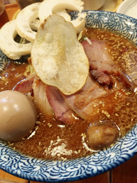 「カリフリちゃーしゅーめん5枚はるゆたか中太麺・味噌・味玉＆車」@らーめん森や。の写真