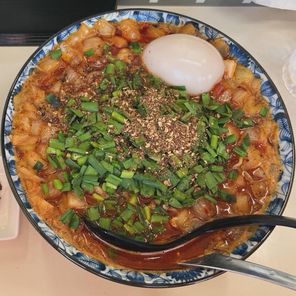 「勝浦タンタン麺　大盛り　味玉　エビ辛　ライス」@ビンギリの写真