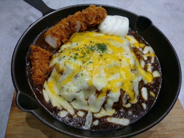 「焼きチーズカレー（780円）＋チキンカツ（230円）」@カレーハウス ピヨの写真