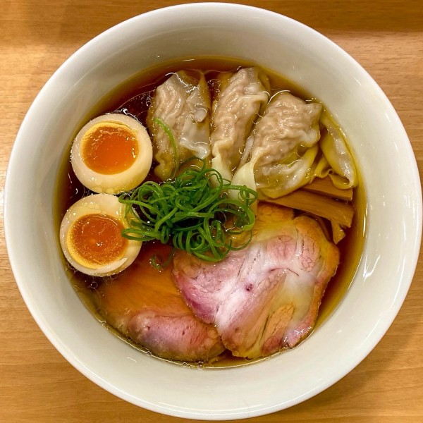 「わんたん醤油らぁめん ¥1,050 味玉 ¥100」@らぁめん倉井の写真