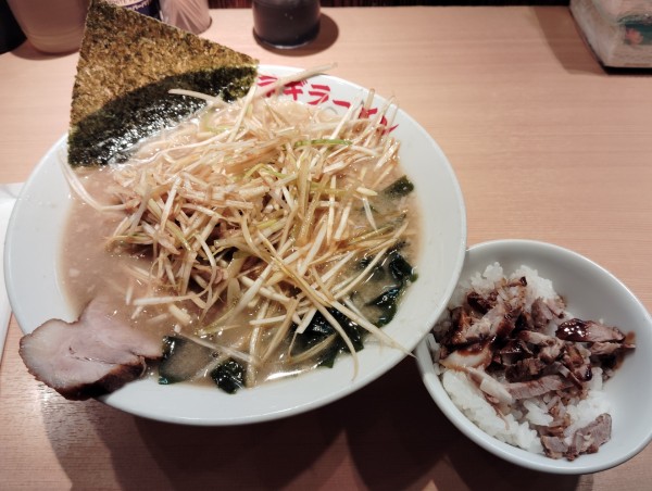 「ネギラーメン　　チャメシセット　　　　950円」@○新 ネギラーメン 新橋店の写真