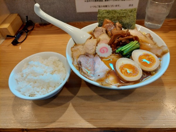 「醤油チャーシュー麺＋味玉＋小ライス」@オランダ軒の写真