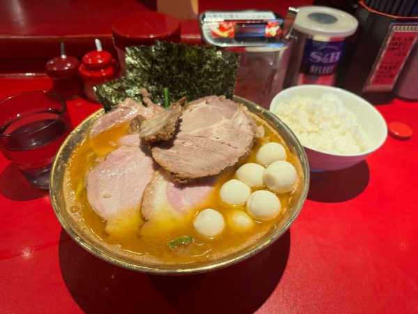 「チャーシューメン　特上チャーシュー　うずらダブル」@厚木家の写真