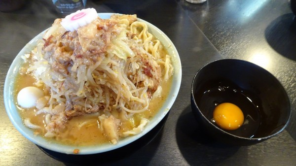「ラーメン（1,100円）＋生玉子　ちょい野菜ニンニクちょい脂」@自家製麺 No11の写真