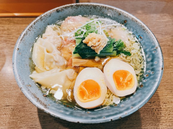 「プレミアム特製中華そば 塩 手もみ麺」@らーめん楓の写真