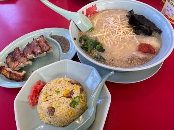 「ネギ塩ラーメン（中盛）・半チャーハン・餃子（アプリ無料）」@ラーメン山岡家 羽生店の写真