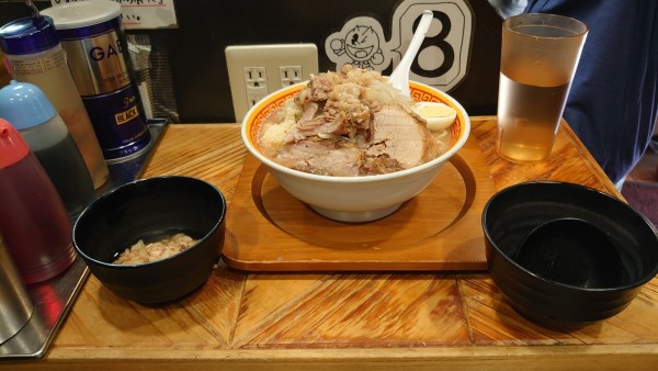 「ラーメン豚2枚半玉子と生卵」@えどもんどの写真