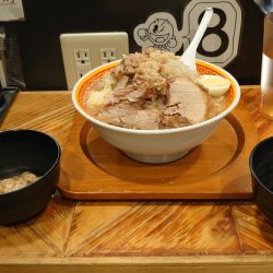 ラーメン豚2枚半玉子と生卵