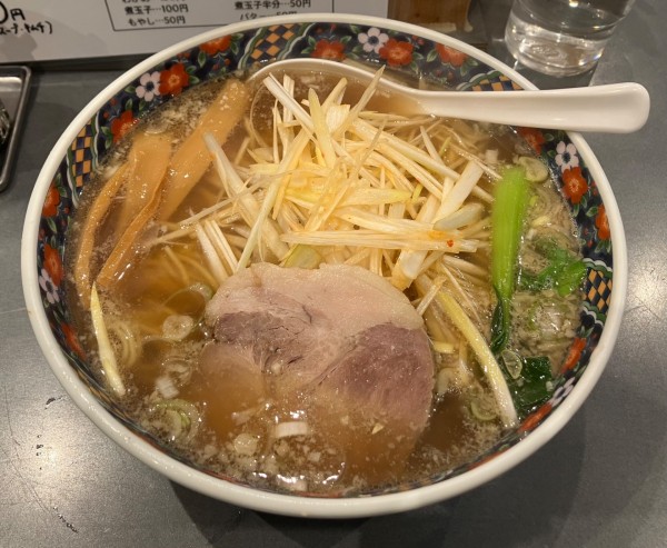 「特製醤油ラーメン大盛+(トッピング)ネギ」@らーめん 松富の写真