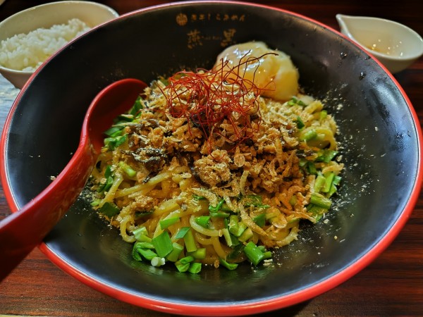 「【限定】海老味噌まぜそば　並　小ライス付　＋温泉たまご：㋚券」@煮干しらあめん 燕黒の写真