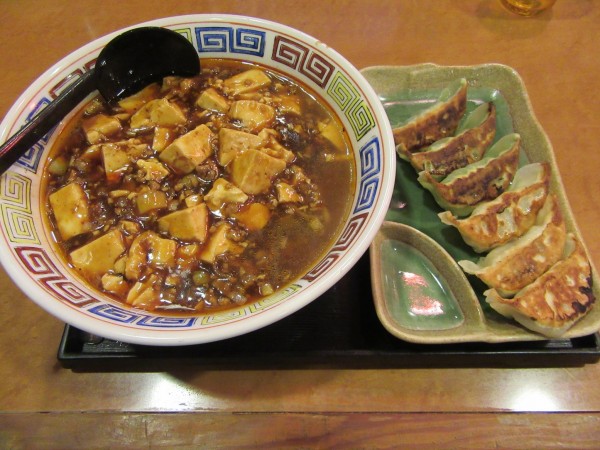 「ゆきむら麻婆麺(902円)+餃子ハーフ&ハーフ330円」@中華料理 ゆきむら 真鍋店の写真