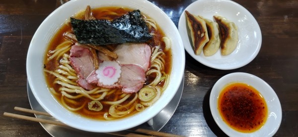 「東京醤油ラーメン+自家製餃子小３個」@自家製麺 うるちの写真