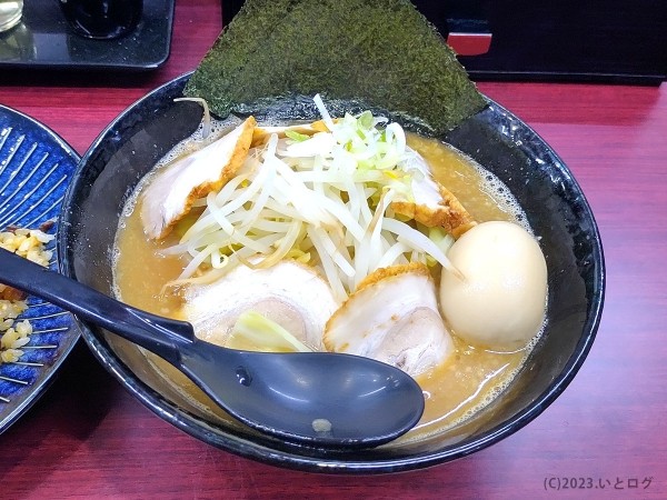 「味噌チャーシュー（麺大盛り＋半熟玉子＋ワンタン）」@麻布らーめんの写真