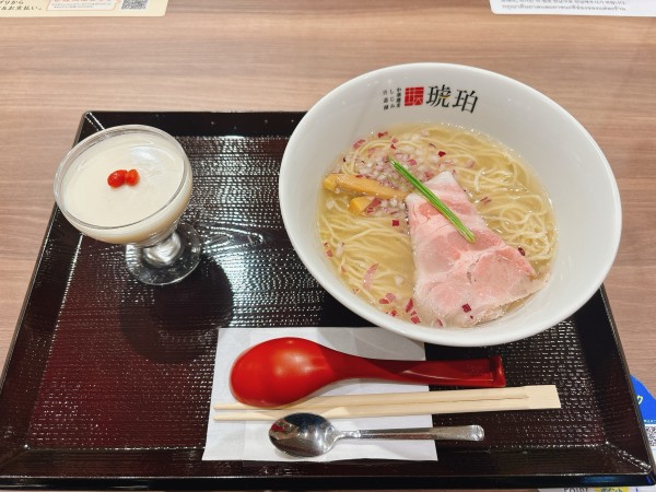 「宍道湖しじみ中華蕎麦＋杏仁豆腐」@宍道湖しじみ中華蕎麦 琥珀 ららぽーと福岡店の写真
