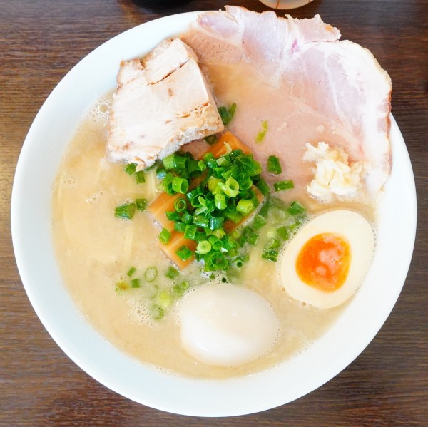 「【限定3】とんこつらーめん＋味玉＋ビール」@中華そばイデタの写真