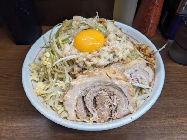 「小ラーメン汁なし（全マシ＋ネギ）1110円」@ラーメン二郎 横浜関内店の写真
