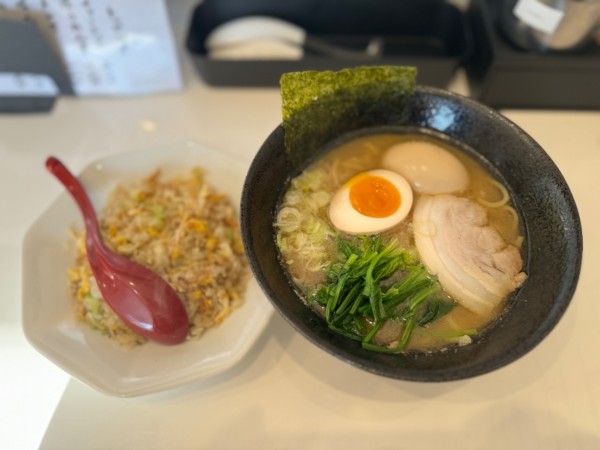 「醤油そば850円＋サービス味玉＋炒飯小420円」@朝霞ラーメン 豚恋食堂の写真