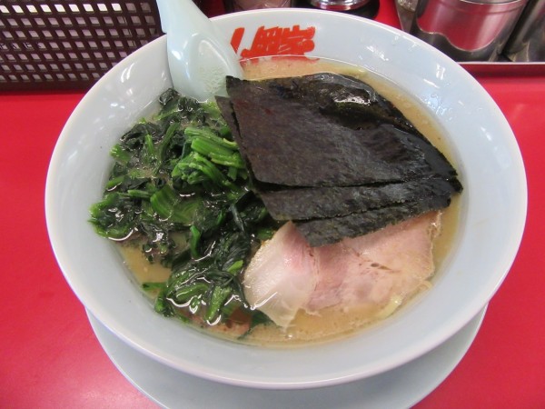 「醤油ラーメン（６９０円）＋ほうれん草１４０円」@ラーメン山岡家 土浦店の写真