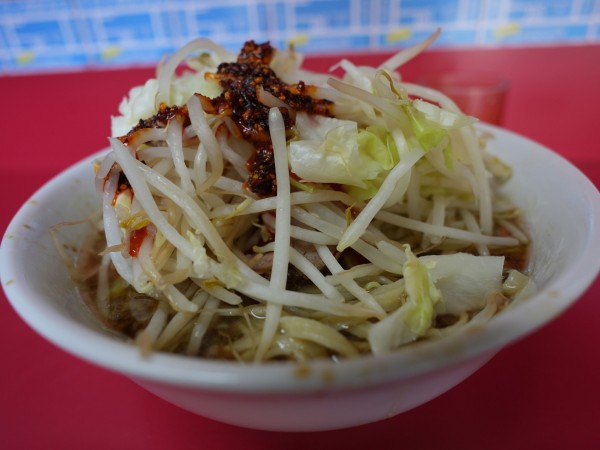 「小 ヤサイ＋辣油」@ラーメン二郎 千住大橋駅前店の写真