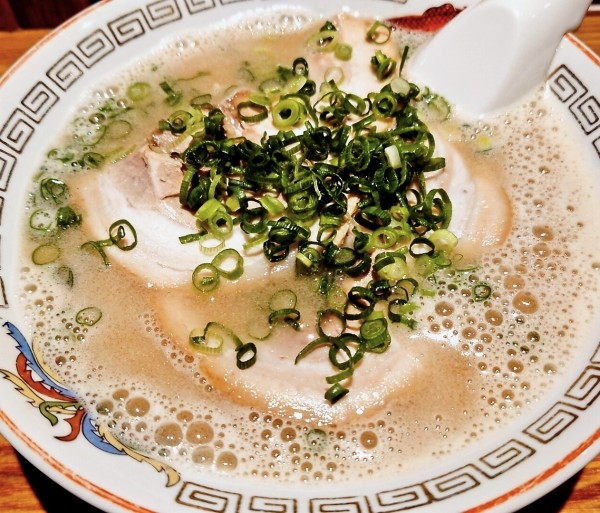 「博多ラーメン＋替玉」@博多ラーメン でぶちゃん 高田馬場本店の写真