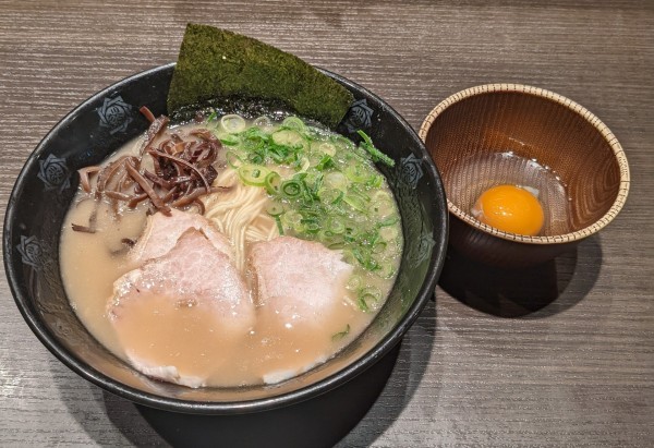 「朝ラーメン + 生卵」@とんこつらーめん俺式 純 東京ラーメンストリート店の写真