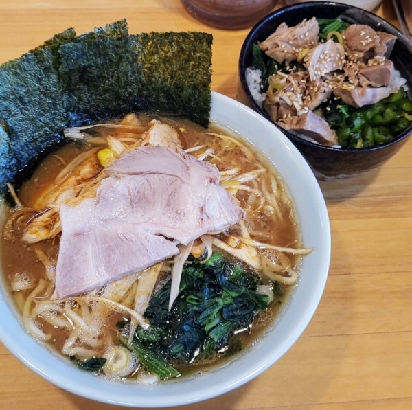 「ラーメン並￥700＋ピリ辛ネギチキン￥200＋叉焼丼￥50」@横浜家系ラーメン みと家の写真