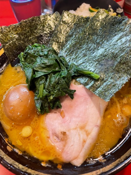 「ラーメン並、味玉、ライス/固め濃い」@家系総本山 ラーメン吉村家の写真