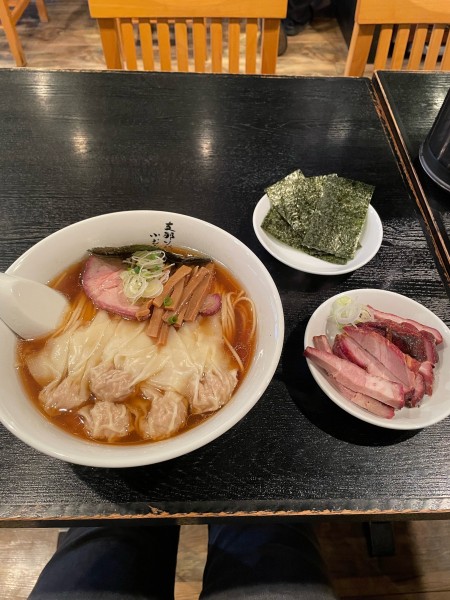 「醤油ワンタン麺　刻みチャーシュー　海苔5枚」@支那ソバ 小むろの写真