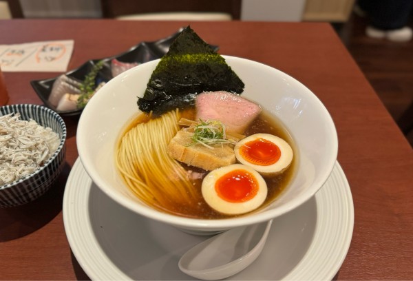 「津軽煮干し中華蕎麦（味玉入り）¥950、海鮮丼¥500」@酒肴場 屯の写真