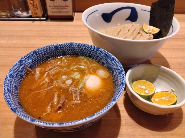 「濃厚豚崩しつけ麺＋すだち」@つじ田 大崎店の写真