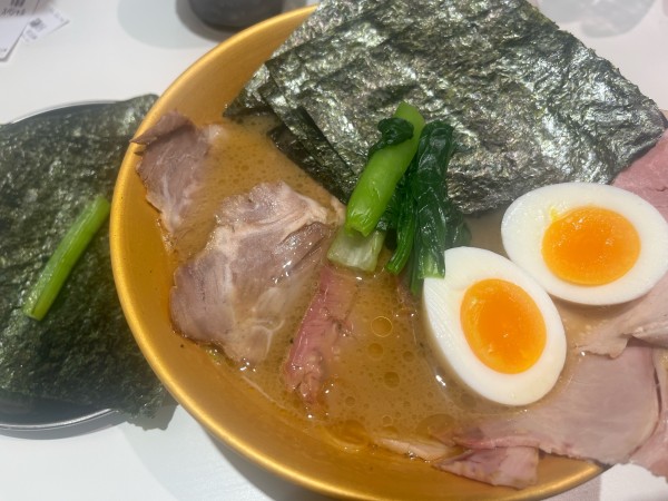 「革新家スペシャル+高級のり」@家系ラーメン 革新家 TOKYOの写真