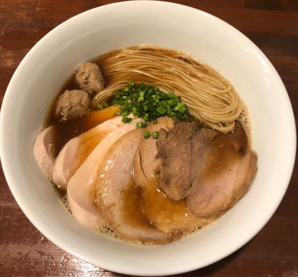 「特製芳醇醤油鶏そば」@麺や 而今 大東本店の写真