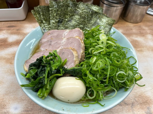 「志木盛中+九条ネギ」@横浜ラーメン 武蔵家 志木店の写真