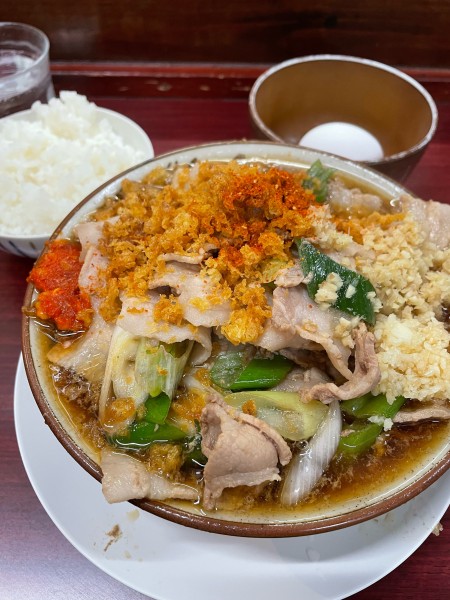 「肉めん ゼンブ 肉倍盛り 小ライス 玉」@肉めん 肉めし すず気の写真