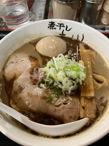 「黒こってり味玉ラーメン」@煮干しらーめん青樹 立川店の写真