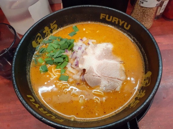 「辛ラーメン、替玉２玉」@とんこつラーメン 博多風龍 渋谷店の写真