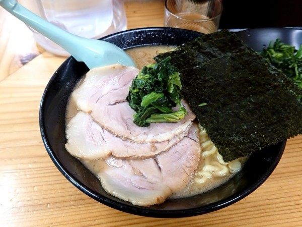 「とんこつ醤油ラーメン(大)＋チャーシュー＋ほうれん草」@らーめん勇気家の写真
