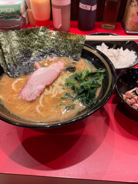 「ラーメン、コマチャー、無料ライス」@家系ラーメン 王道乃印 柏店の写真