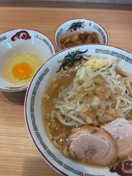 「小ラーメン生卵肉カス油」@豚山 環2下永谷店の写真