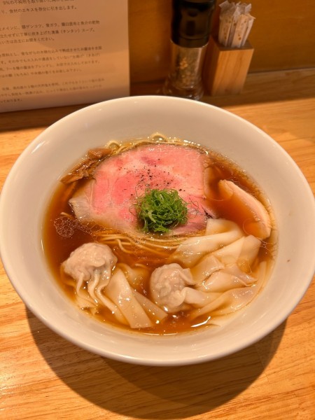 「醤油ラーメンワンタン」@penguinの写真