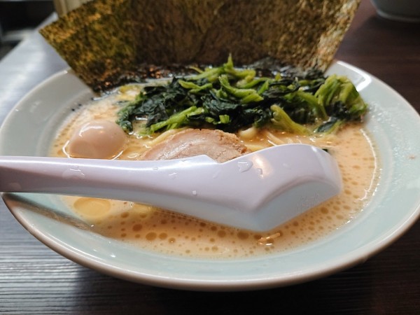 「ラーメン(醤油、TOPほうれん草)」@横浜家系ラーメン 魂心家 厚木インター店の写真