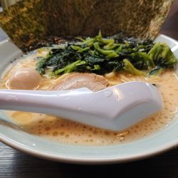 ラーメン(醤油、TOPほうれん草)